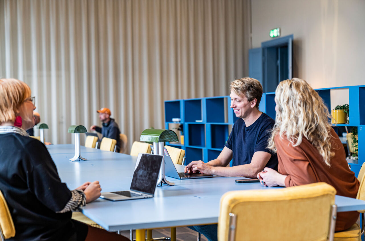 Coworking i Gustavsbergs Hamn erbjuder kontorsrum, kontorsplatser och sociala mötesplatser. 
